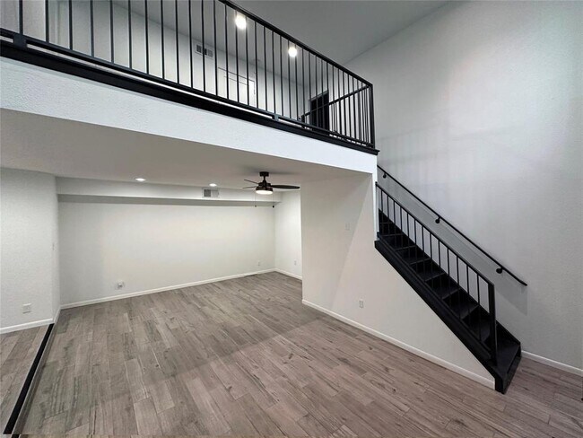 Building Photo - 5528 Beverly Hill St