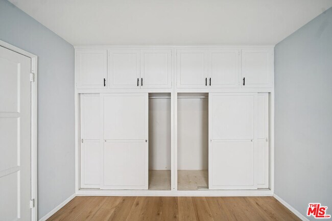 Building Photo - 1270 Havenhurst Dr