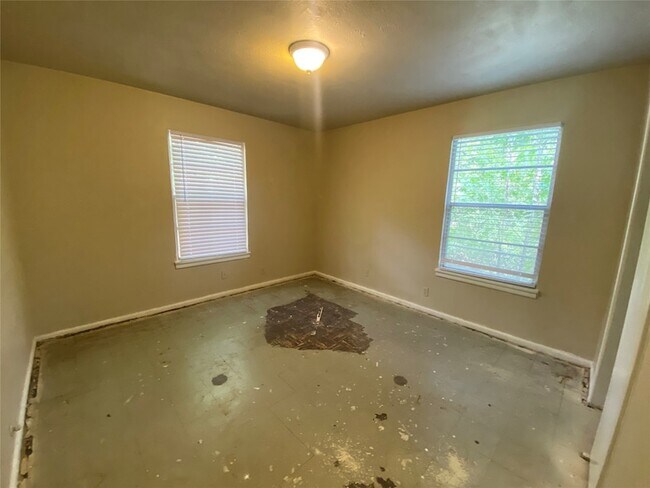 Building Photo - 1412 Oakwood Dr