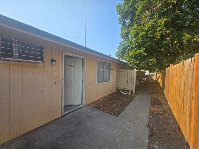 Building Photo - 2 Bed - 1 Bath Unit with Covered Parking