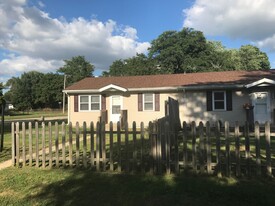 Building Photo - Immaculate 2 Ranch Style Bedroom Duplex