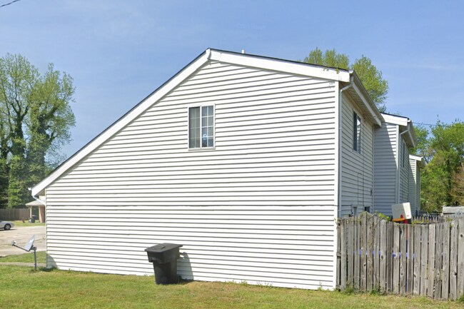 Building Photo - 4102 Greenwood Dr