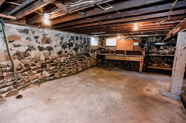 Building Photo - Charming 4-Bedroom Home with Stunning View...