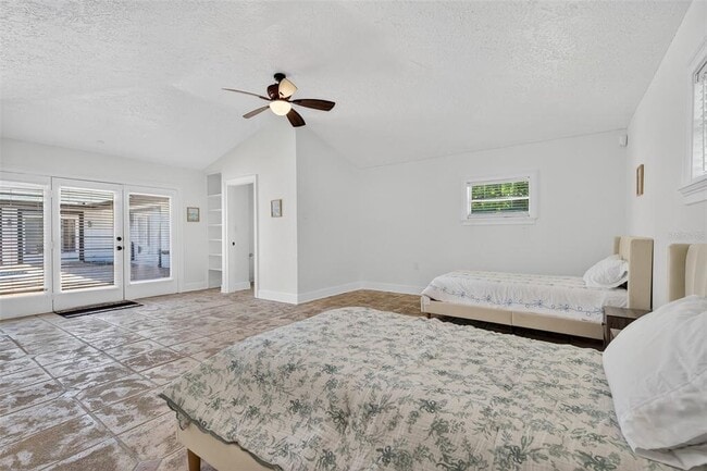 Building Photo - 516 W Davis Blvd