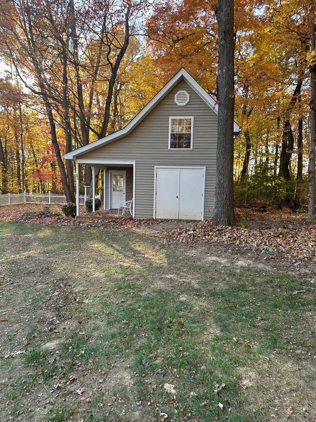 Building Photo - 4 Bedroom, 2 Bathroom House