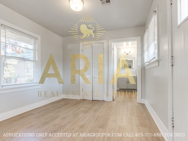 Building Photo - *COMING SOON!* UPDATED 3 BED/2 BATH DUPLEX...