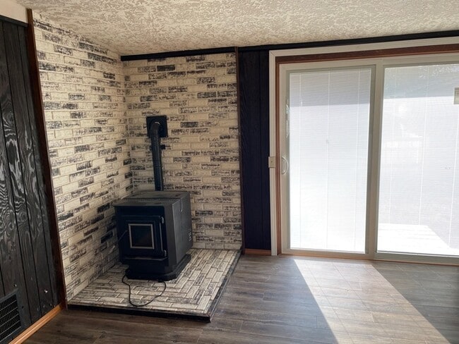 Building Photo - BEAUTIFUL THREE BEDROOM AT SILVER LAKE