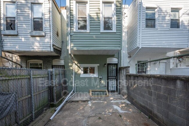 Building Photo - 425 N Curley St