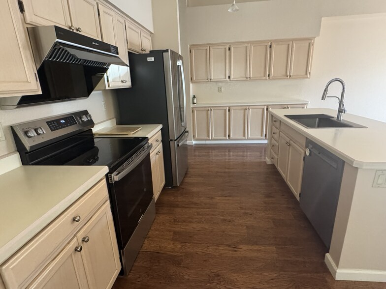 Building Photo - 7692 E Dayview Cir