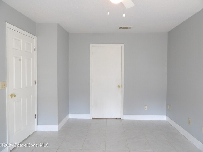 Building Photo - 1006 Locust Ave NW