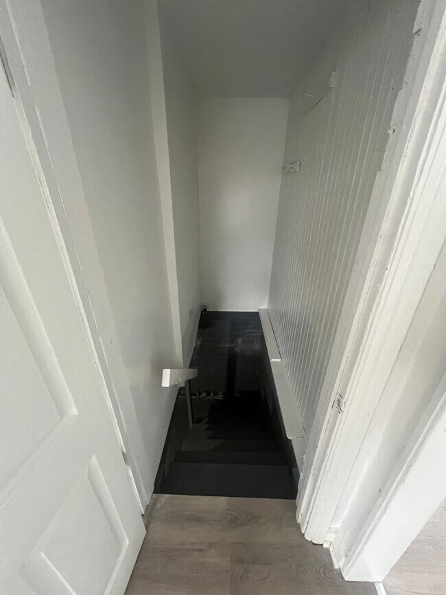 Building Photo - Cute 2 Bed/1bath home close to school