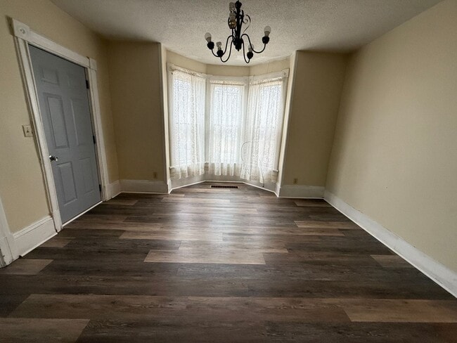 Building Photo - Spacious 3-Bedroom Single-Family Home-Near Hospital- Jackson, MI