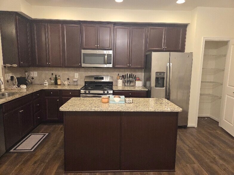 Building Photo - 7735 Duncannon Ln