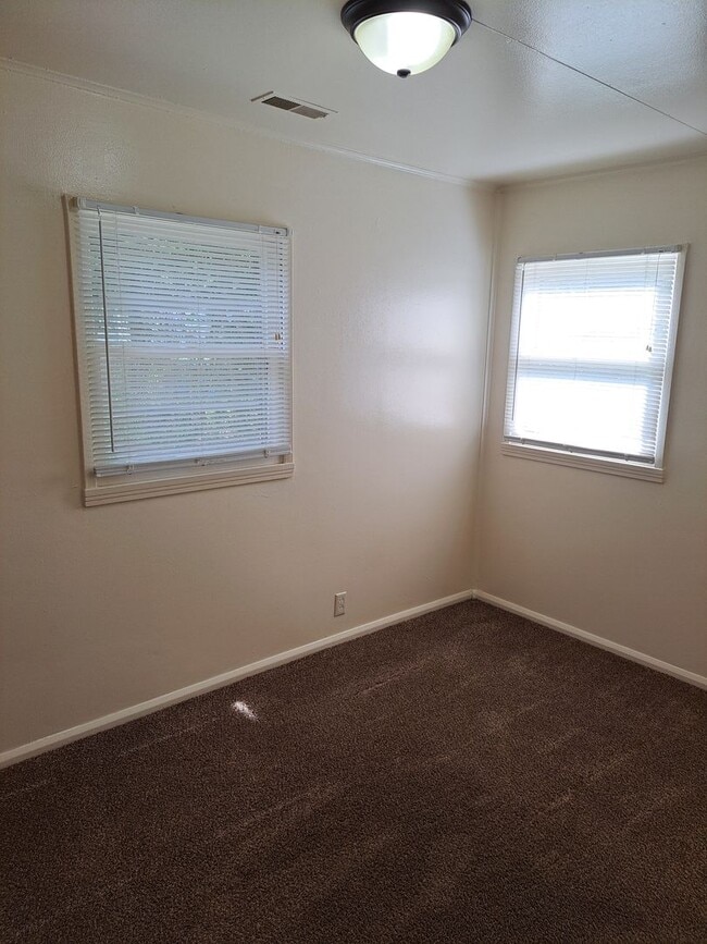Building Photo - 2 BR House near Parkview Hospital Randallia