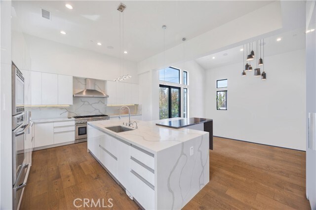 Building Photo - 332 Avenue E