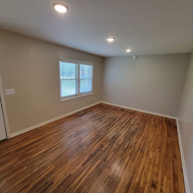 Building Photo - 3/1 Brick Ranch-Algood School Zone-Single ...