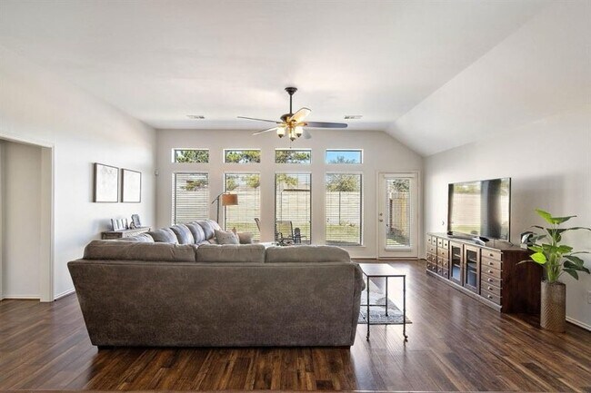 Building Photo - 26006 Palmdale Estate Dr