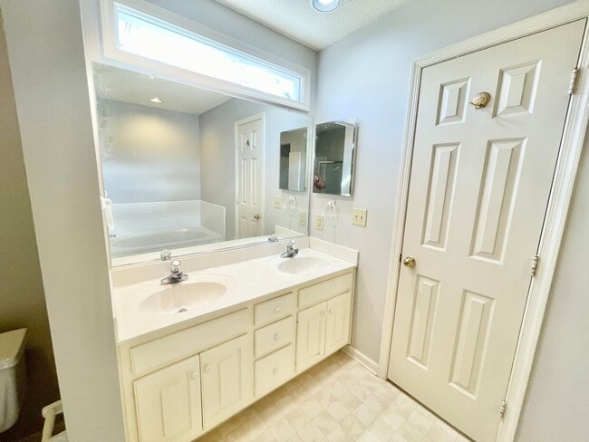 Building Photo - 3 Bed 2.5 Bath Beautiful Home Located North West Greensboro!