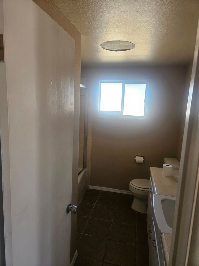 Building Photo - 3 BEDROOM, 2 BATHROOM HOME IN VICTORVILLE....