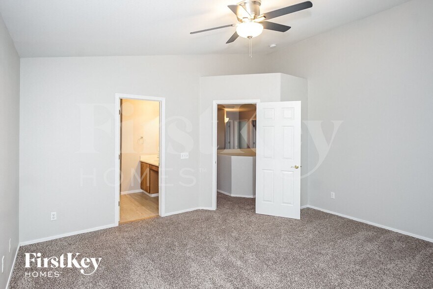 Building Photo - 985 Blue Lantern Dr