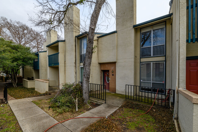Building Photo - 7145 Fair Oaks Ave