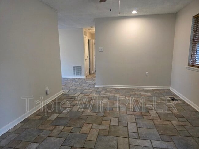 Building Photo - 5425 Chauvin Dr