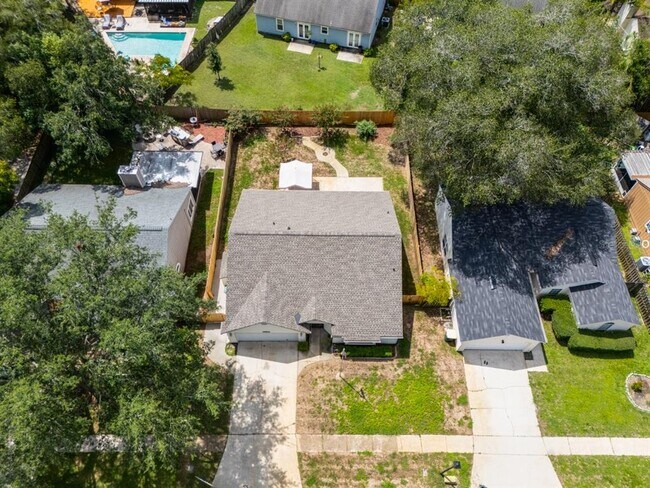 Building Photo - 14180 Hampton Falls Dr N