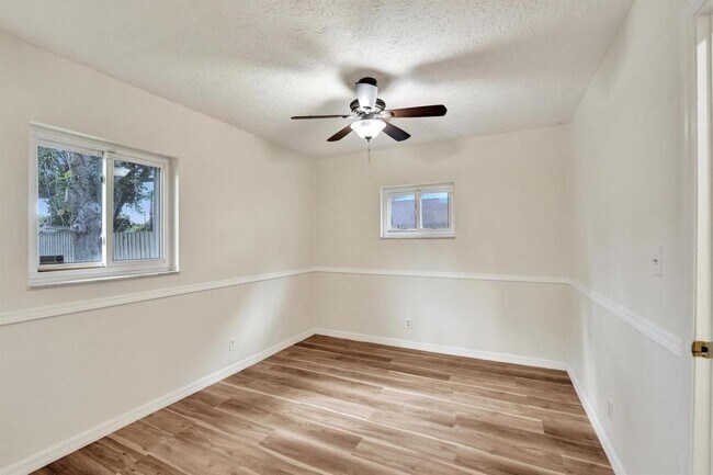 Building Photo - 300 SW 19th Ave