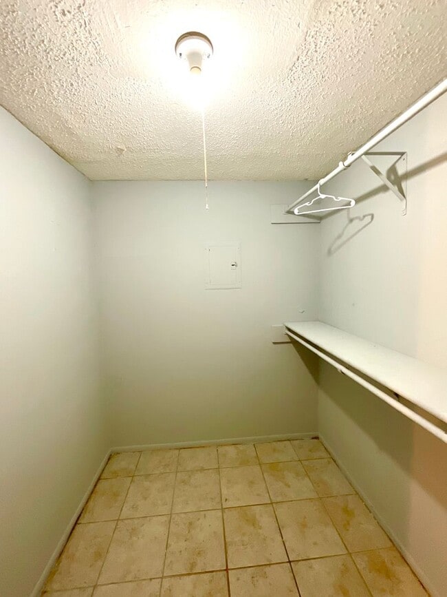 Building Photo - Available Now! 3 Bedroom / 2 Bath Home Nea...