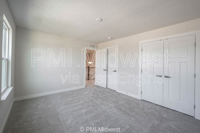 Building Photo - 581 Roosevelt St