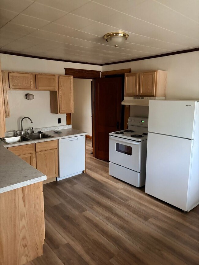 Building Photo - 414 E Hillside Dr