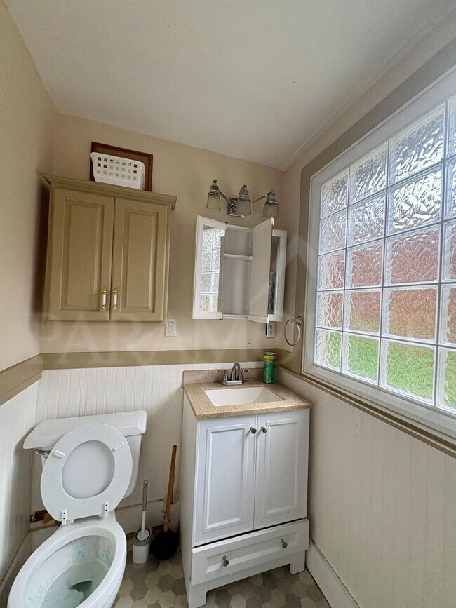 Building Photo - Bright & Beautiful Bungalow Near Downtown Port Orchard