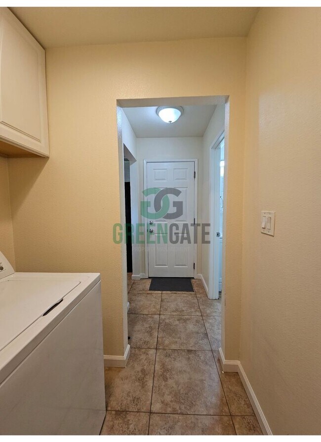 Building Photo - AVAILABLE NOW!! 3 Bedroom 2 Bath Home in Tracy!