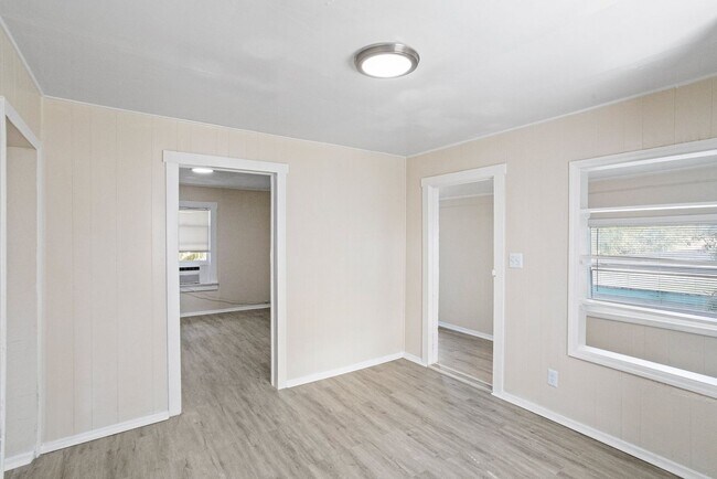 Building Photo - 935 Union St S