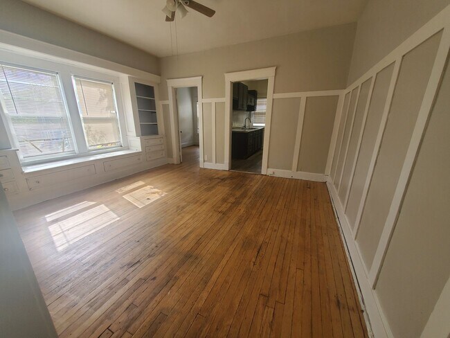 Building Photo - 2bd Unit in 4-plex near Case Western Cash Pay *STREET PARKING*