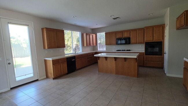 Building Photo - Available 5 bedroom, 3 bath house in Winch...