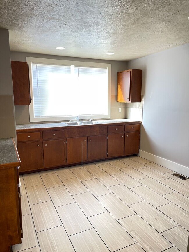 Building Photo - Florence/Minne Lusa 4 bed 2 bath house 160...