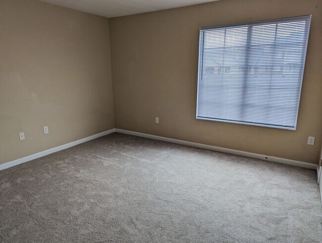 Building Photo - AVAILABLE SOON - Convenient 2 Bed/2 Full Bath Condo in Beavercreek!