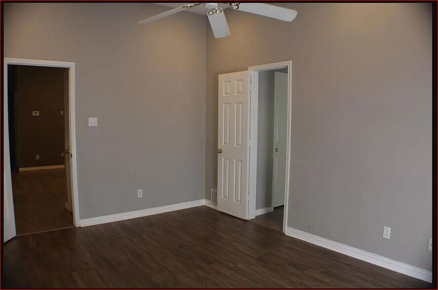 Building Photo - 6700 Driffield Cir E