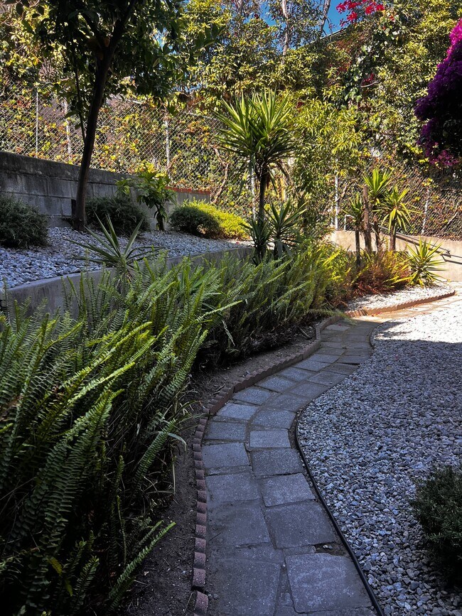 Building Photo - 3880 Roble Vista Dr