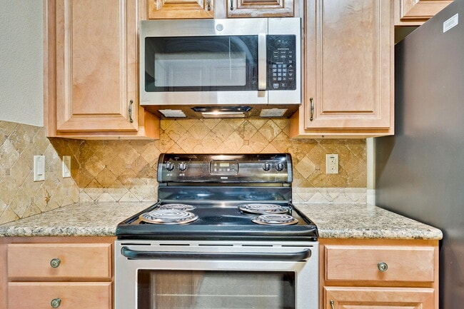 Building Photo - Large, Comfy 2BR, 2BA Condo with Convenient Location