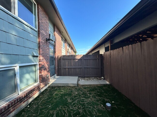 Building Photo - Spacious 2Br/1.5Ba End-Unit Townhome with Carport & Extra Storage