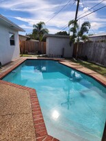 Backyard Pool House - 3041 NE 9th Ter