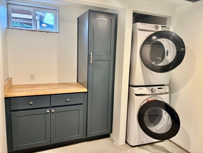 Building Photo - Spacious House. Expansive Lot. Prime Location