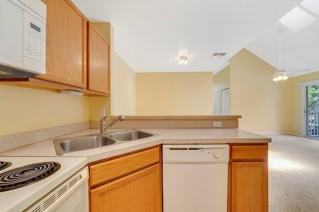 Building Photo - 6052 Westgate Dr