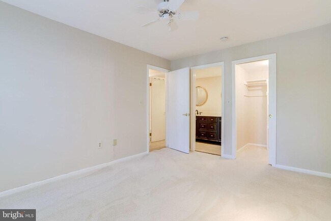 Building Photo - 2429 S Walter Reed Dr