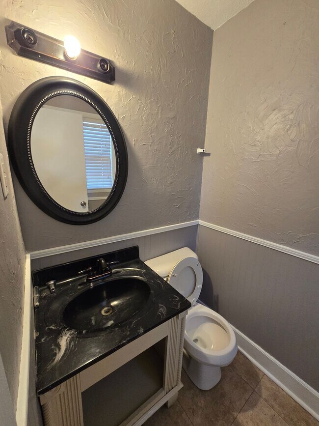 Building Photo - 733 Ashburton Dr