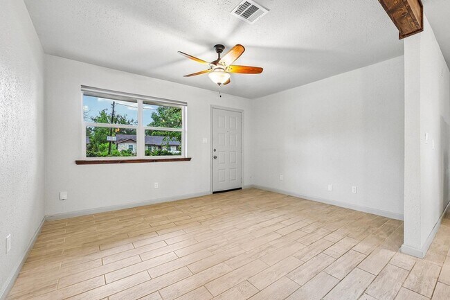 Building Photo - 410 Magnolia St