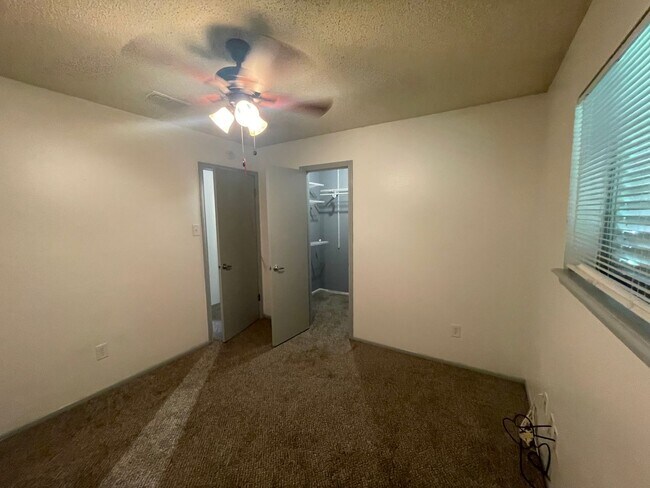Building Photo - This spacious 3-bedroom, 2-bathroom apartment