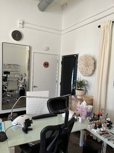 Building Photo - 532 W 10th St